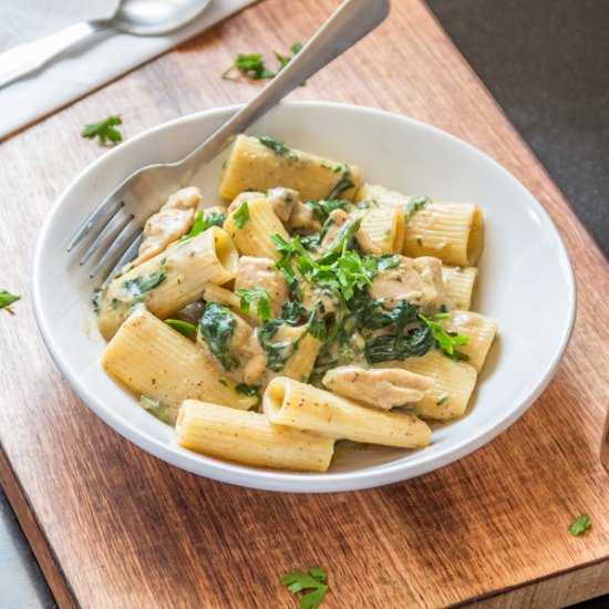 Chicken Spinach Pasta in White Sauce