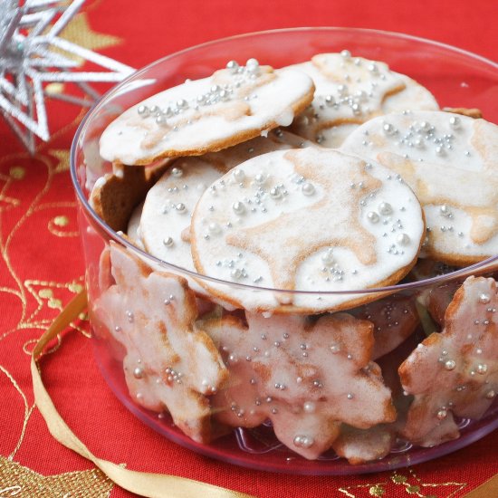 Cinnamon cookies with lemon glaze