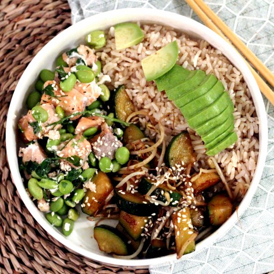 Poke bowl with salmon and veggies