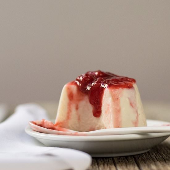 Low fat yogurt panna cotta