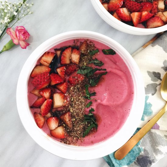 Strawberry Balsamic Smoothie Bowl