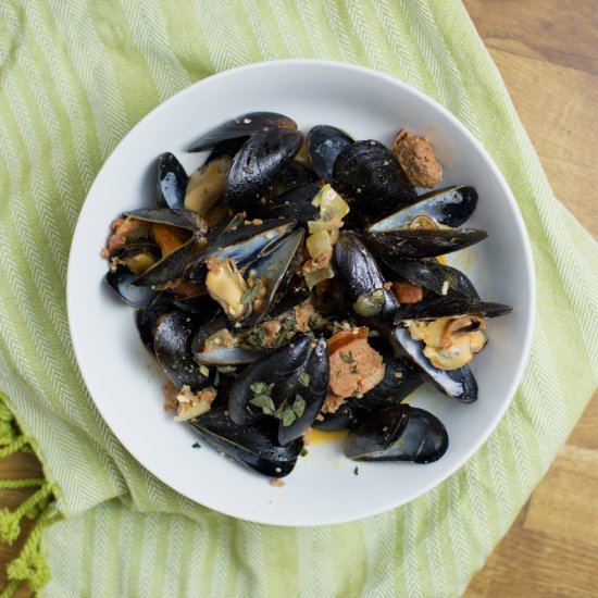 Steamed Mussels with Spicy Sausage