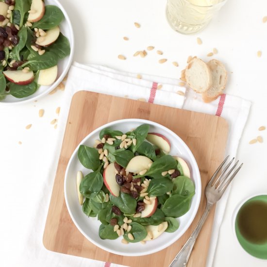 Apple spinach salad with raisins