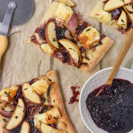 Pizza with apple, onion and brie