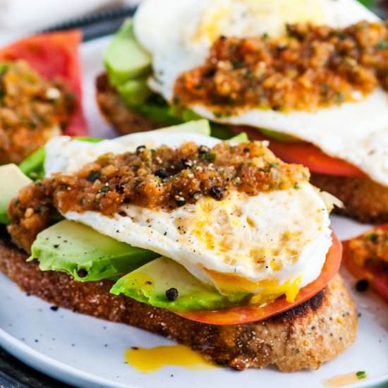 Healthy Avocado Egg Breakfast Toast