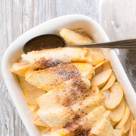 Bread pudding with apple and cinnam