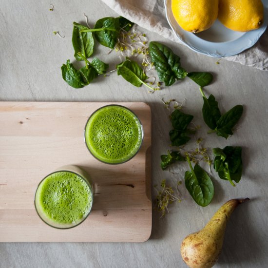 Green smoothie with pears