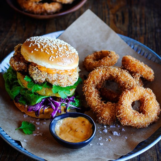 Crispy Chicken Burger w Onion Rings