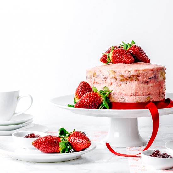 White Chocolate & Strawberry Cake