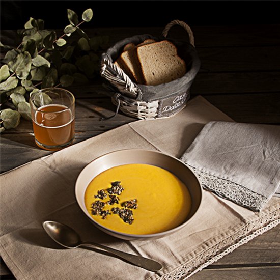 Pumpkin soup with ginger and granol