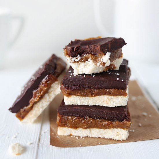 Healthy Vegan “Twix” Raw Cakes