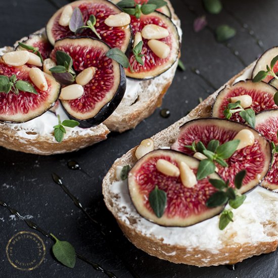 Toasted Bread with Quark & Figs