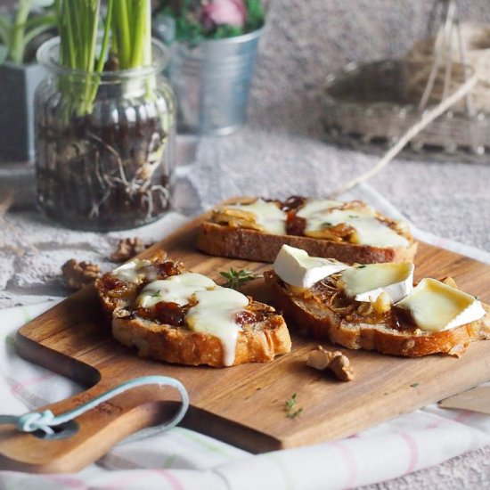 Caramelised onion jam & brie toast