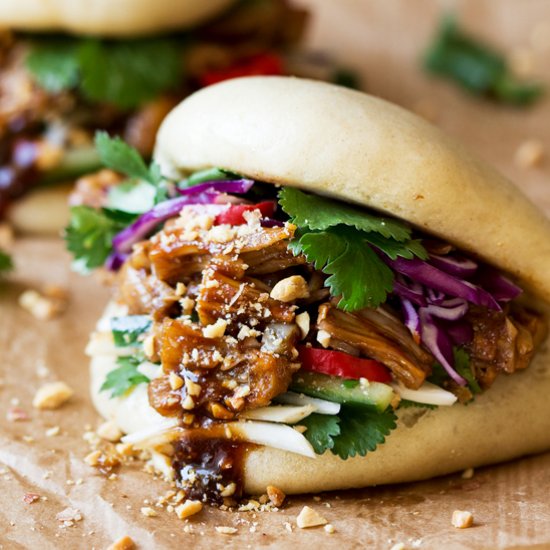 Vegan bao buns with jackfruit