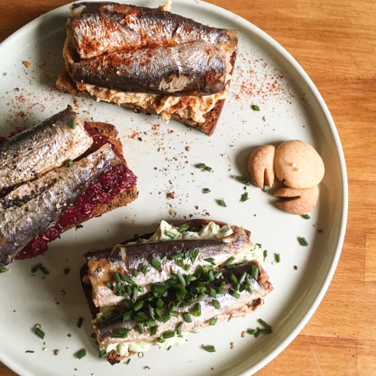 Garlic toasts with sardines