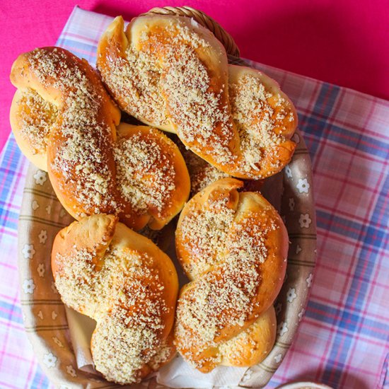 Sweet bread with honey and walnuts