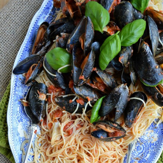 Steamed Mussels in Tomato Sauce