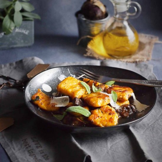 Gnocchi with mushrooms and sage