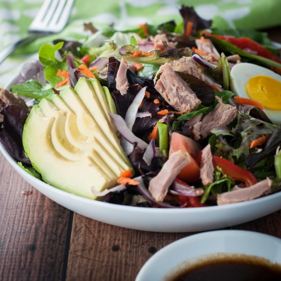 Tuna, avocado and spring mix salad