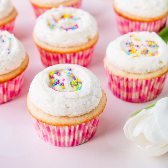 Moist Vanilla Cupcakes