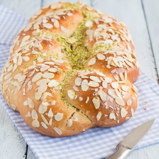 Braided bread w/ pistachio & lemon