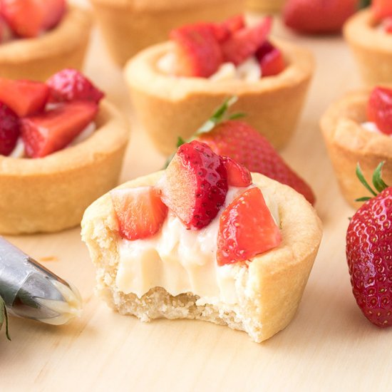 STRAWBERRIES AND CREAM COOKIE CUPS