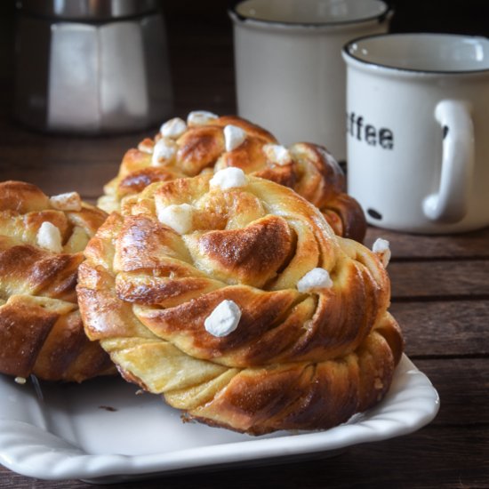 Cardamom rolls with orange