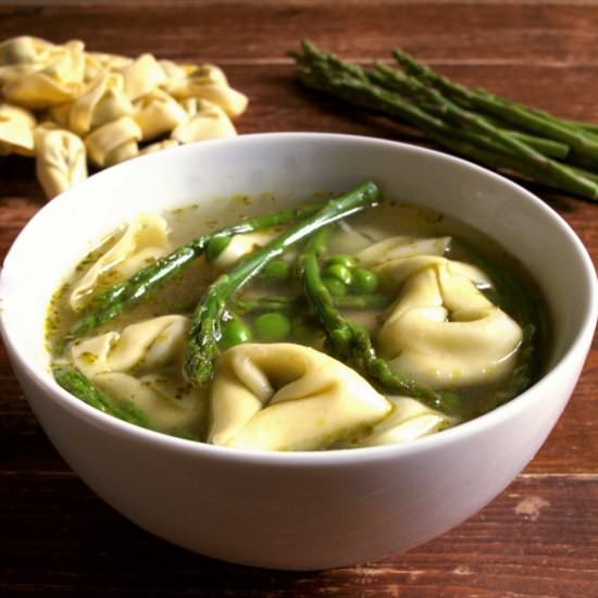 Tortellini, pesto & asparagus soup