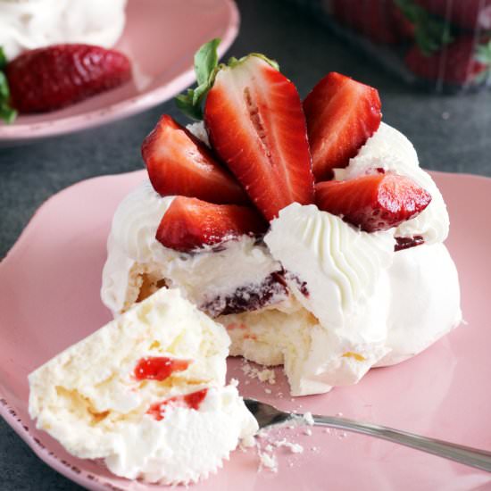 Meringues with Strawberries & Cream