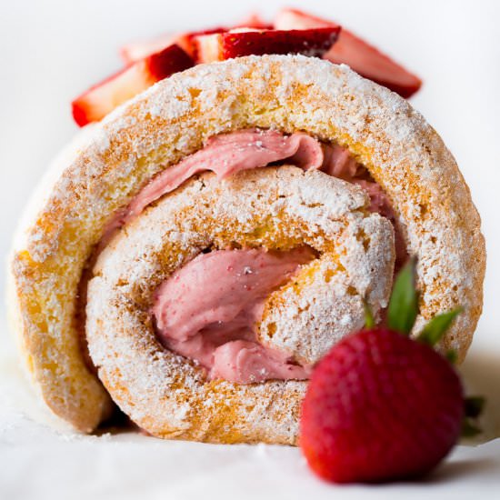 Strawberries ‘n’ Cream Cake Roll