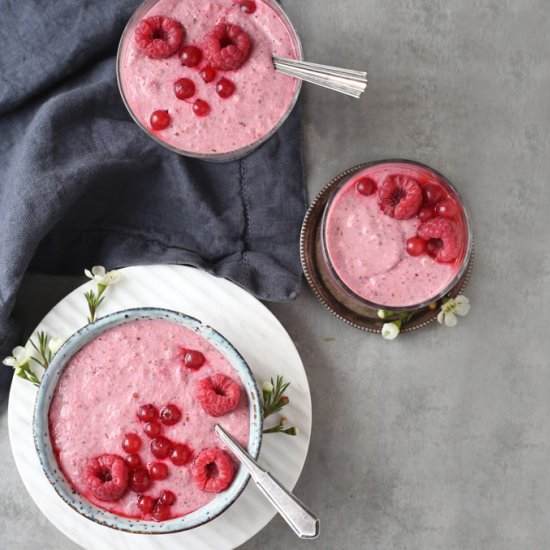 Raw berry oatmeal porridge