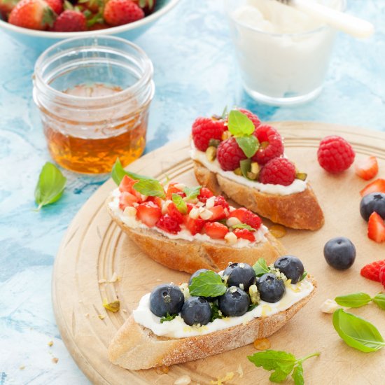 Breakfast Crostini: Berry Toasts