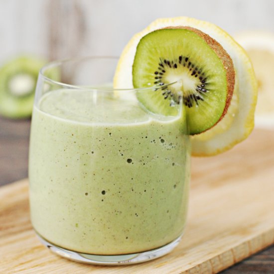 Smoothie with Avocado and Kiwi