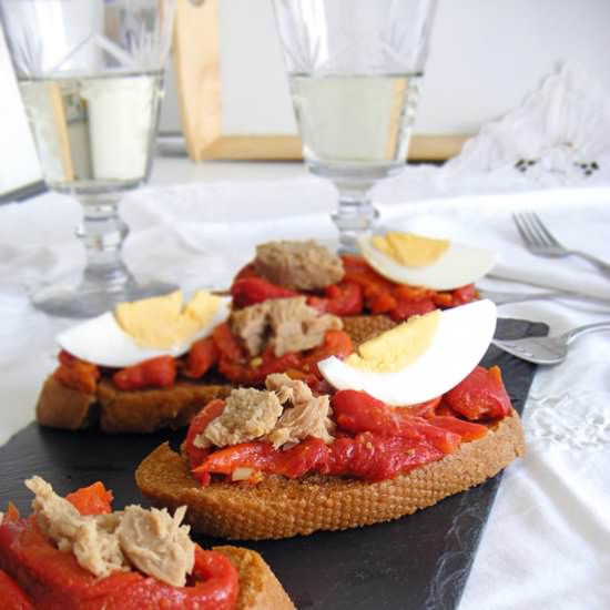 Picatostes con Asadillo de Pimiento