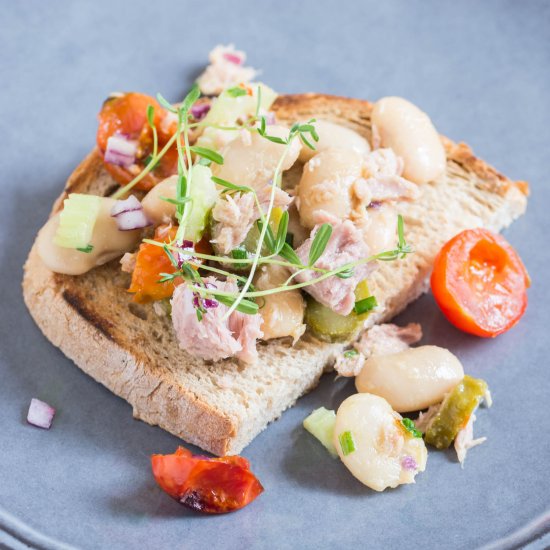 Tuna Salad with Beans and Tomatoes