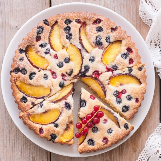 Easy cake with berries and peaches