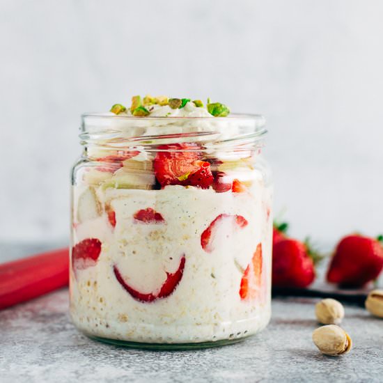 Strawberry Rhubarb Overnight Oats