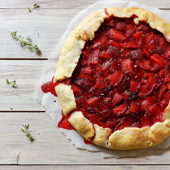 Rustic strawberry and thyme pie