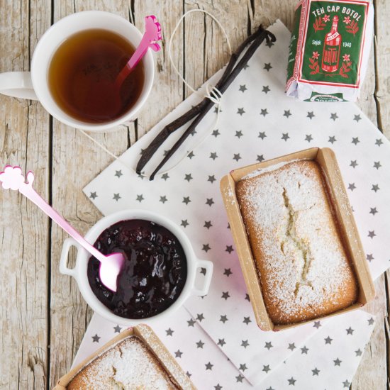 Sour Cream and Almonds Plum Cake