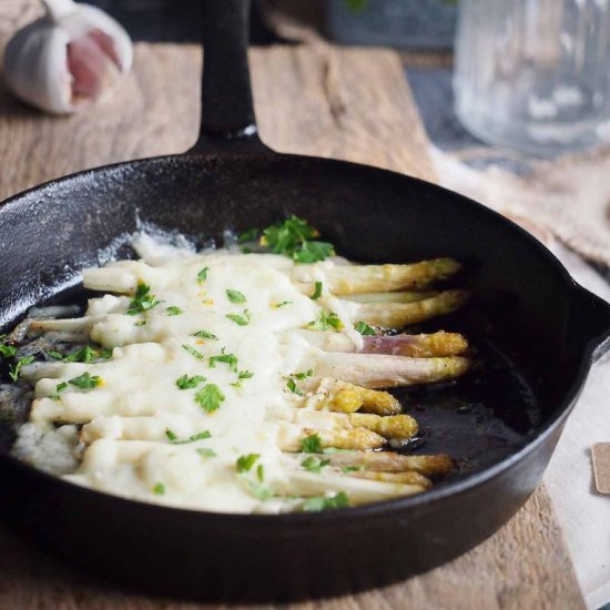 Cheesy asparagus bake