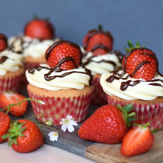 Strawberry Cupcakes w Choc Drizzle