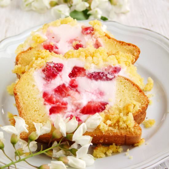 Summer cake with strawberries