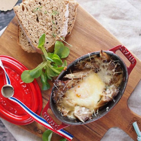 Baked eggs with mushrooms