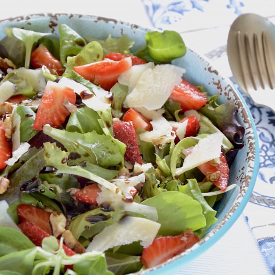 Strawberries, Balsamic&Mixed Greens