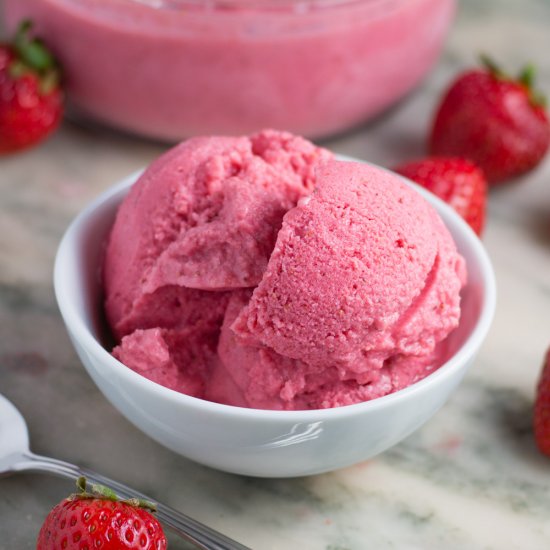 Homemade Strawberry Frozen Yogurt