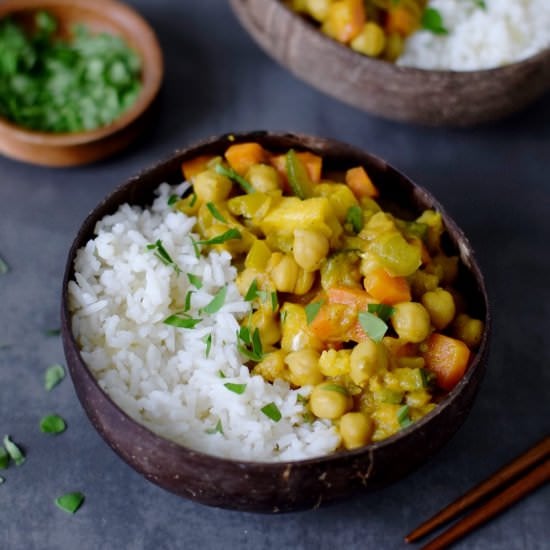 Veggie curry with pineapple