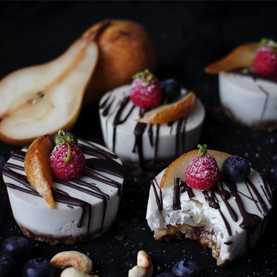 Vegan cheesecakes with pear compote