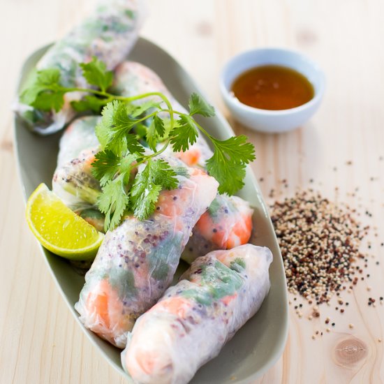 Fresh quinoa rolls with shrimps