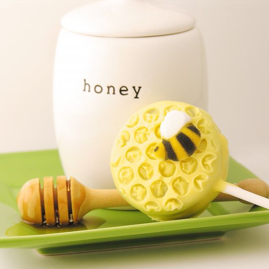 Honeycomb Oreo Pops – with Bees!