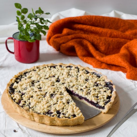 Blueberry tart with a crumbly top